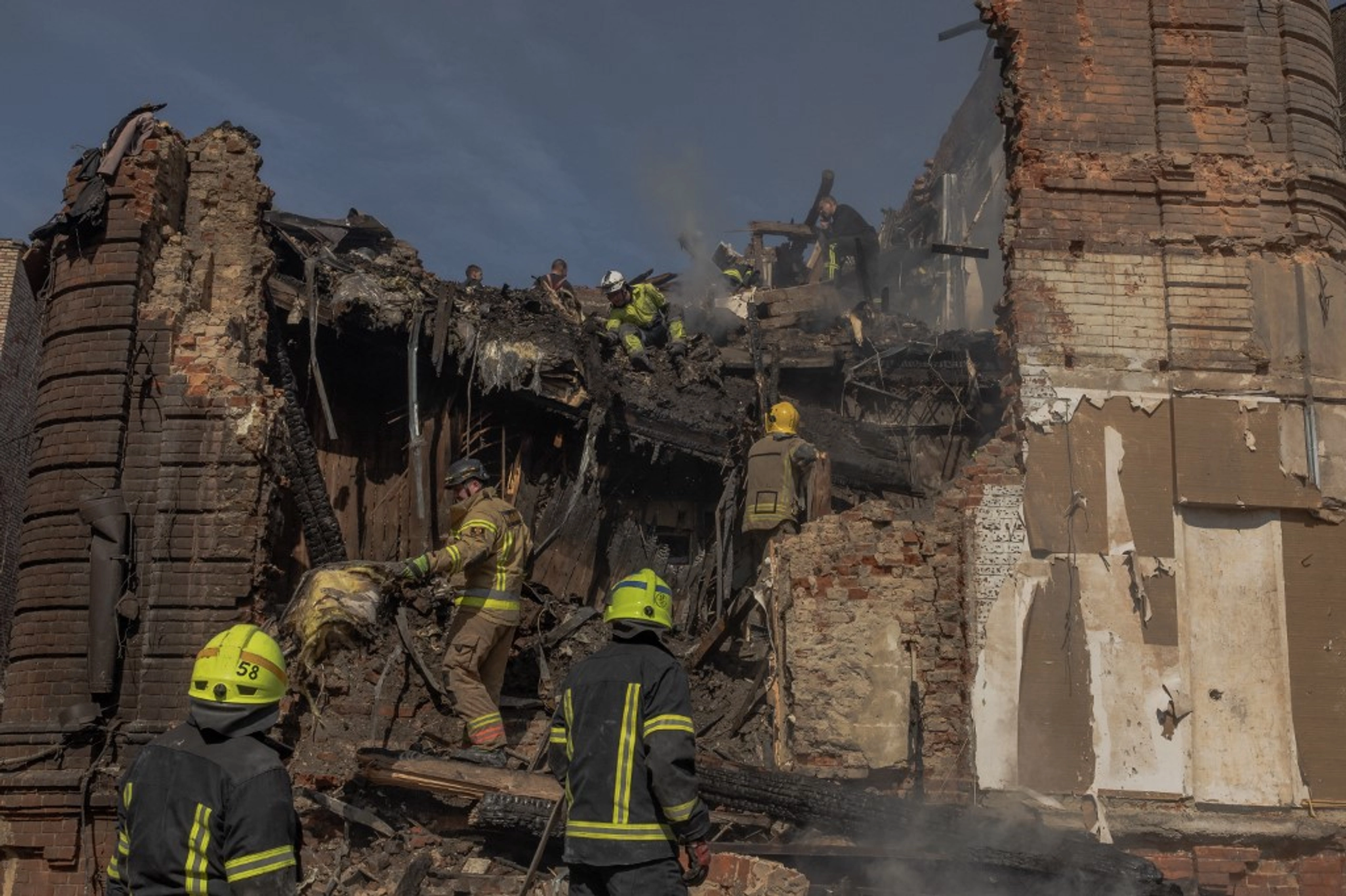 New Mass Strikes, Old Sanctions, and Space Nukes – Ukraine Latest, April 16