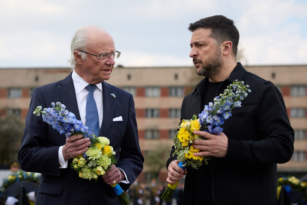 US Arms Delay, Russia’s New Donbas Timeline, King in Ukraine – Ukraine Latest, April 16