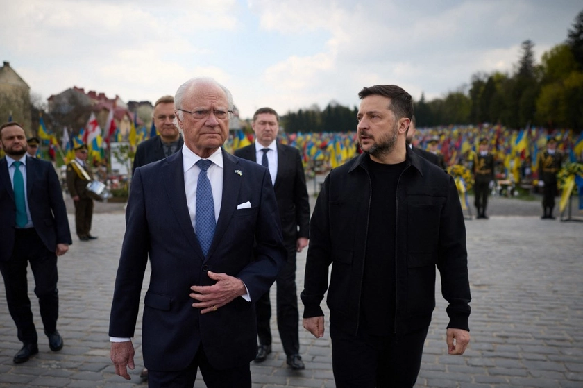 King of Sweden Visits Ukraine, Meets Zelensky in First-Ever Monarch Visit