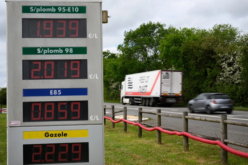 Oil Prices Fall on Ceasefire Hopes and Potential US-Iran Talks