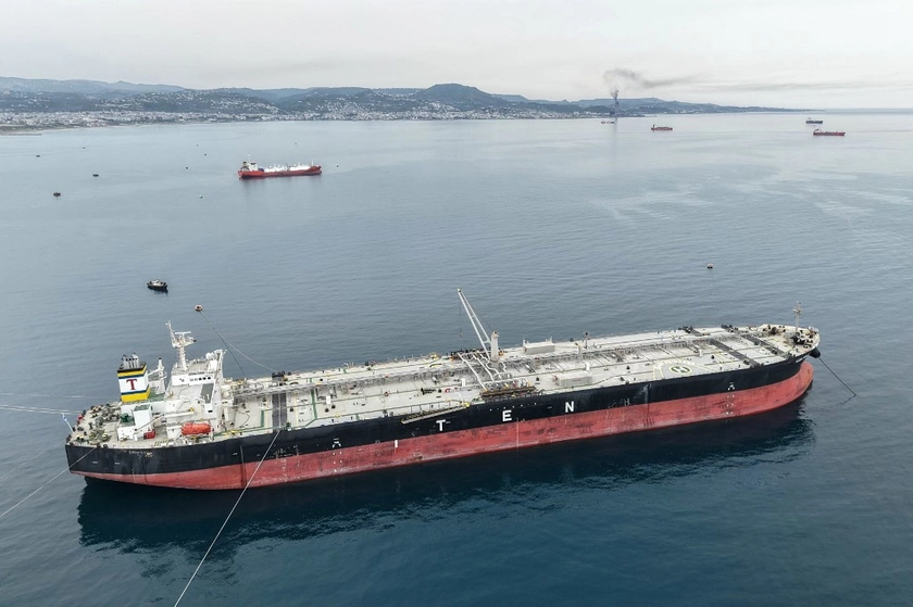 Oil Prices Jump 4% as Iran Keeps Hormuz Closed Despite Ceasefire