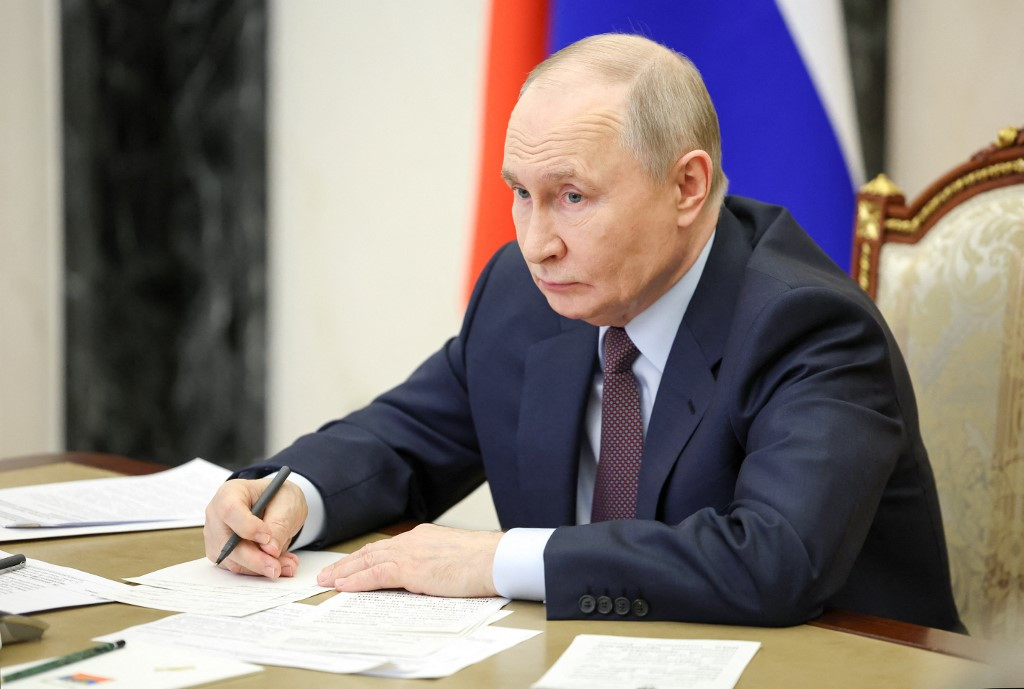 Putin’s Approval Rating Hits Four-Year Low Amid Economic Slump and Internet Ban