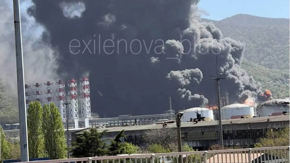 Fuel Floods Streets as Tuapse Blaze Triggers Evacuations, State of Emergency After Drone Strike