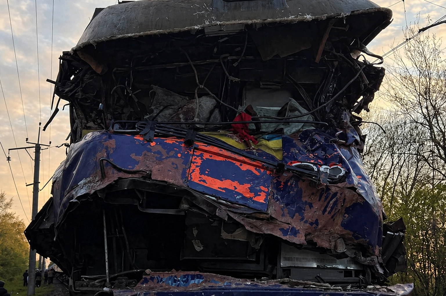 На Львівщині поїзд зіткнувся з автокраном: загинув машиніст