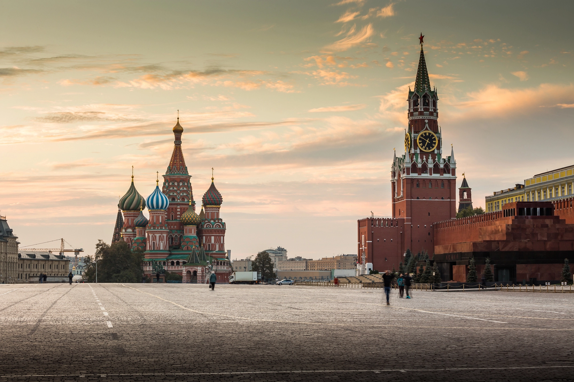 У Москві пролунали вибухи: дрон влучив у будівлю за 6 км від Кремля