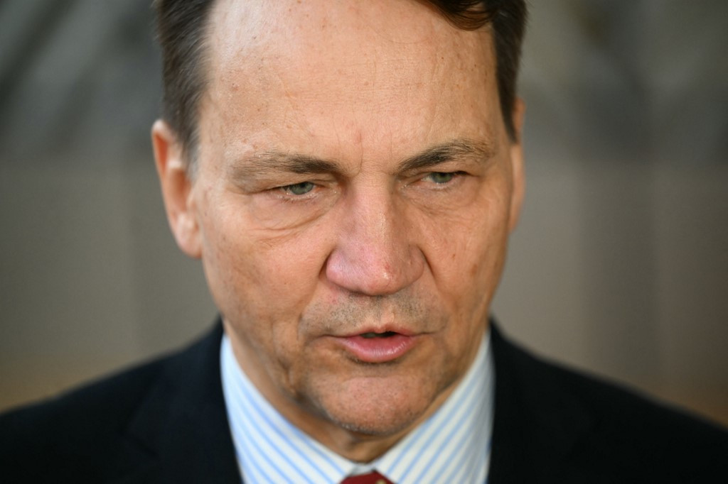Poland May ‘Forgive’ Fico’s Moscow Trip if he Unblocks Ukraine Aid, Sikorski Says