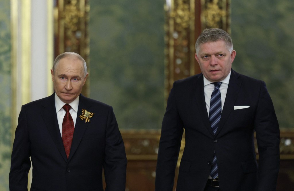 Slovak Prime Minister Robert Fico, returning from Victory Day commemorations in Moscow, stated that Vladimir Putin expects President Volodymyr Zelensky to initiate direct contact v