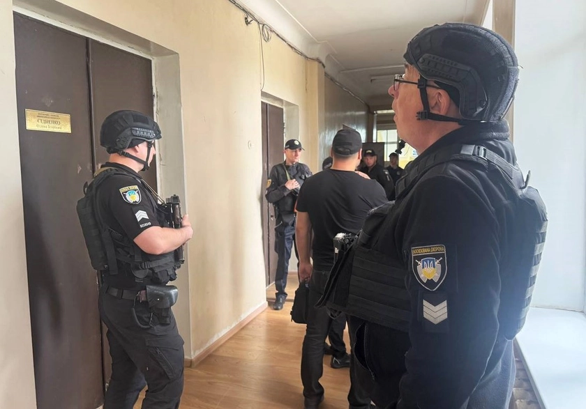 Стрілянина у Світловодській міськраді: заступник мера відкрив вогонь, є поранений