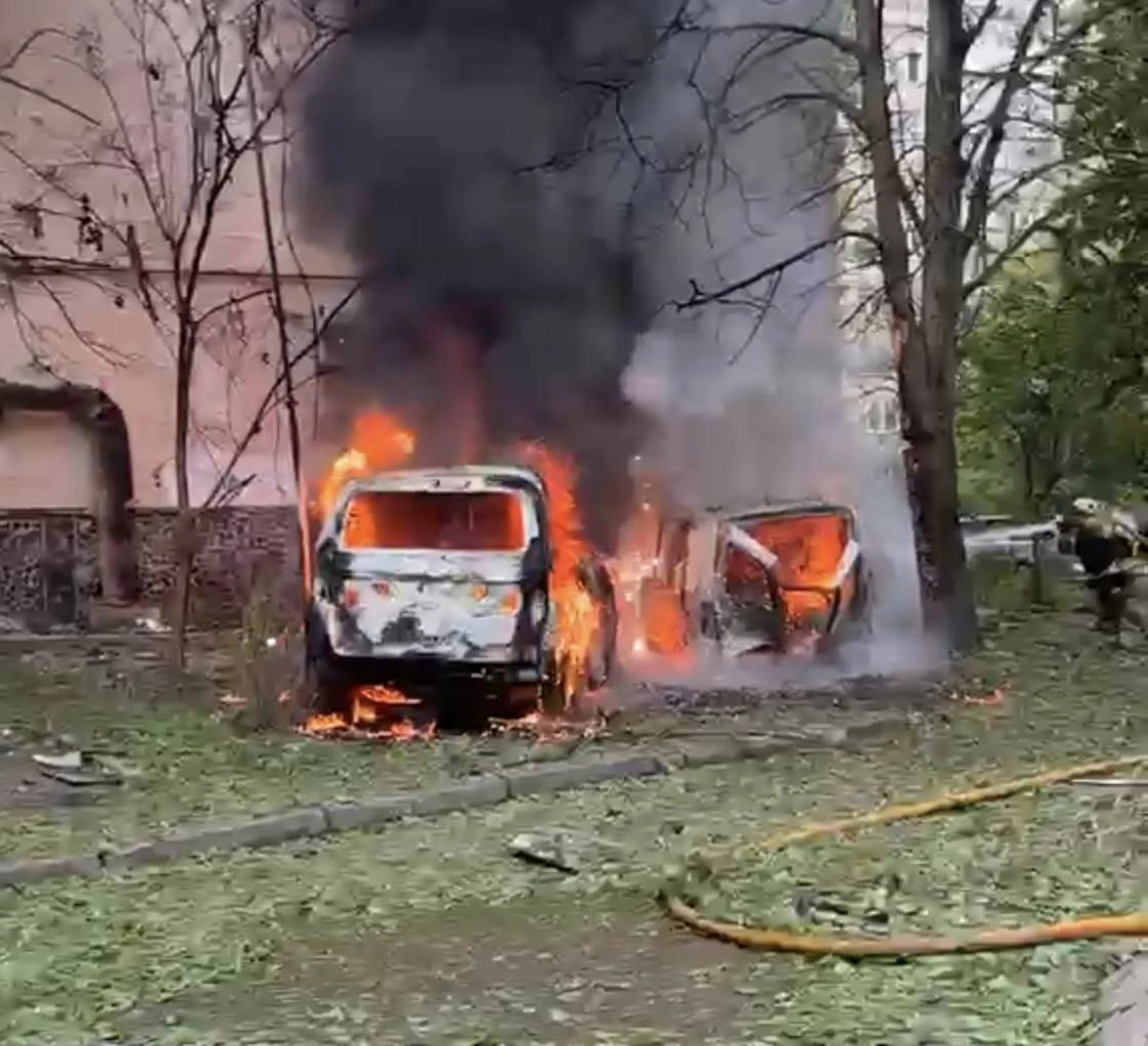 Атака на Одесу: уламки дрона впали на будинок, є поранені