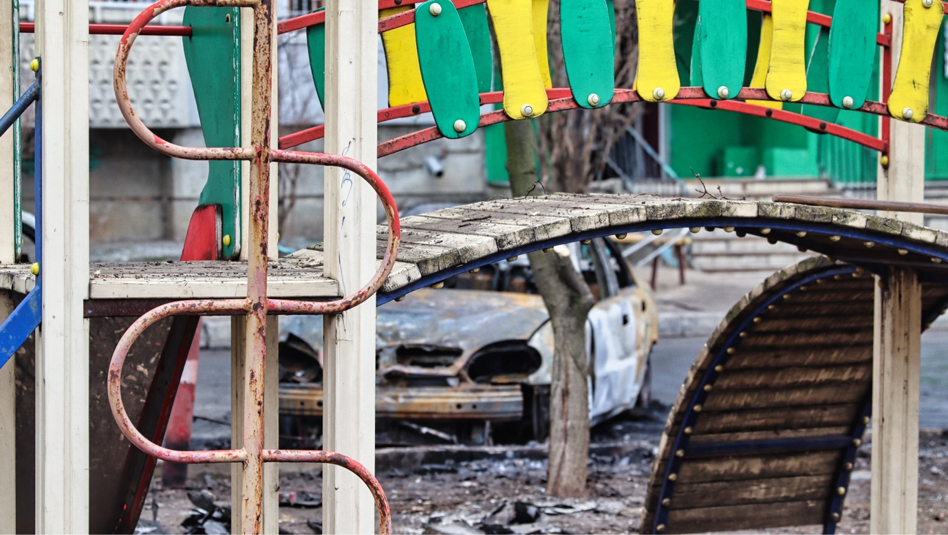 A playground in Kharkiv’s Kholodnohirskyi district beside burned vehicles damaged in a Russian Shahed drone strike. April 2026 (Photo by Korbinian Leo Kramer)
