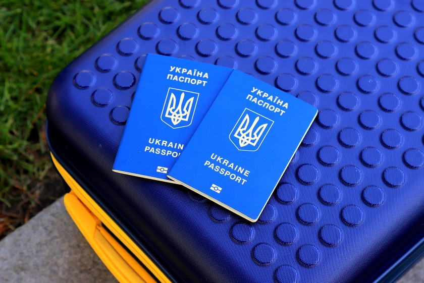 Жінкам-держслужбовицям дозволили без обмежень виїжджати за кордон