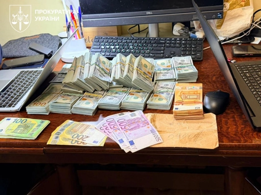 Обшуки у Нацполіції: вилучили елітні авто, зброю та 22 млн грн готівки