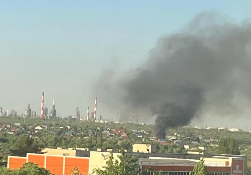 Атака БпЛА на Самарську область: пожежа спалахнула на НПЗ