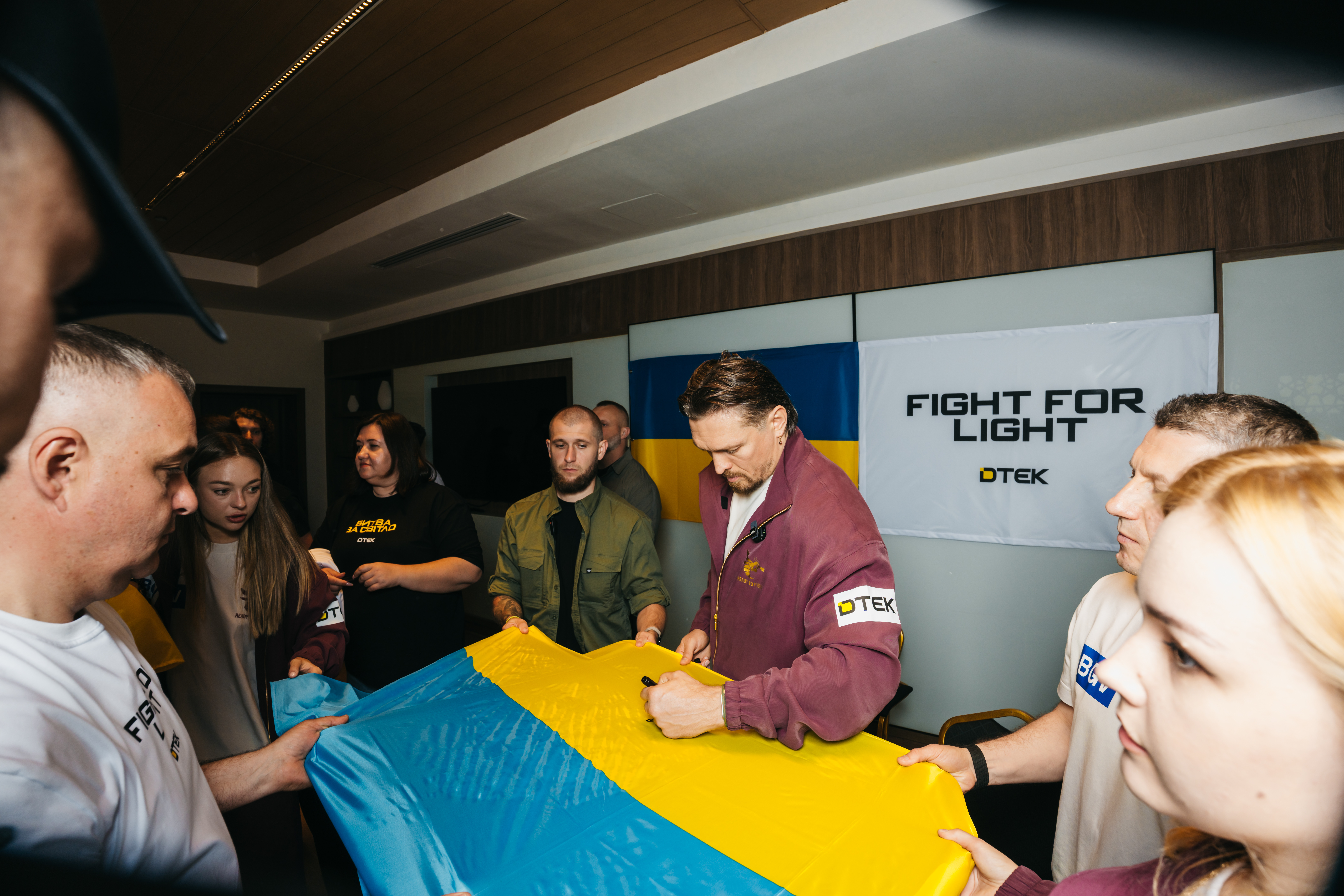 ‘They Fight Real Darkness’: Oleksandr Usyk Meets Ukraine’s Energy Workers Ahead of Cairo Title Bout