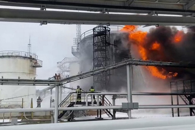Russian Oil Output Hits One-Year Low as Ukrainian Strikes Cripple Refineries