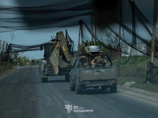 Ditch-digger heads to the front covered by a serious jammer, Kostiantynivka sector. (Photo “Black Raven” unmanned systems battalion of the 93rd separate mechanized brigade “Kholodyny Yar”)