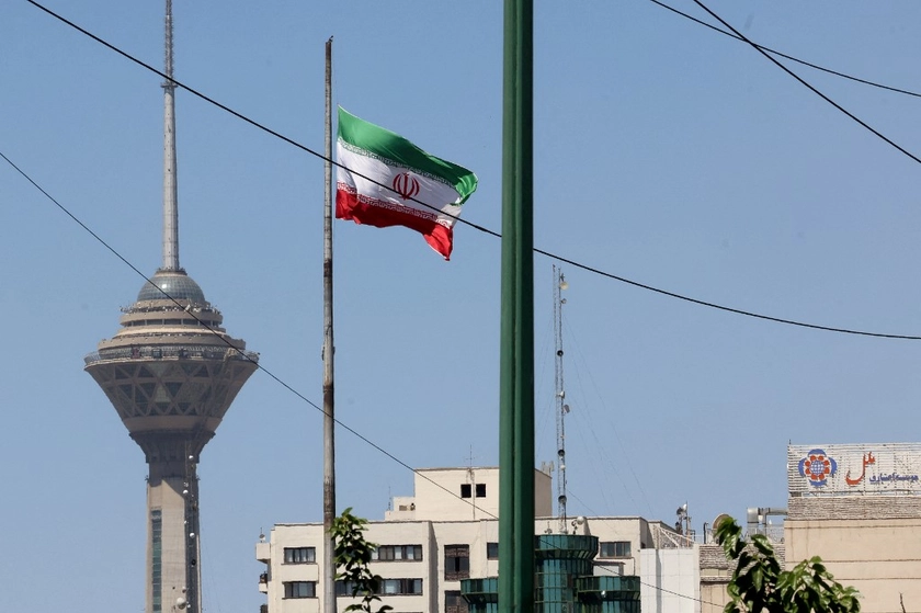 Oil Falls, Stocks Climb on Hopes of US-Iran Hormuz Deal