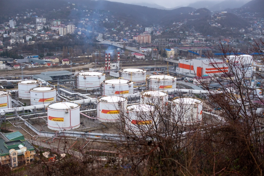 У Росії атакували НПЗ у Туапсе та військові об’єкти у Таганрозі й Воронежі