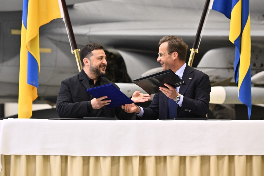 Sweden Hands Ukraine 16 Gripen Jets Armed With 200-Km Missiles, Opens Deal for 22 More