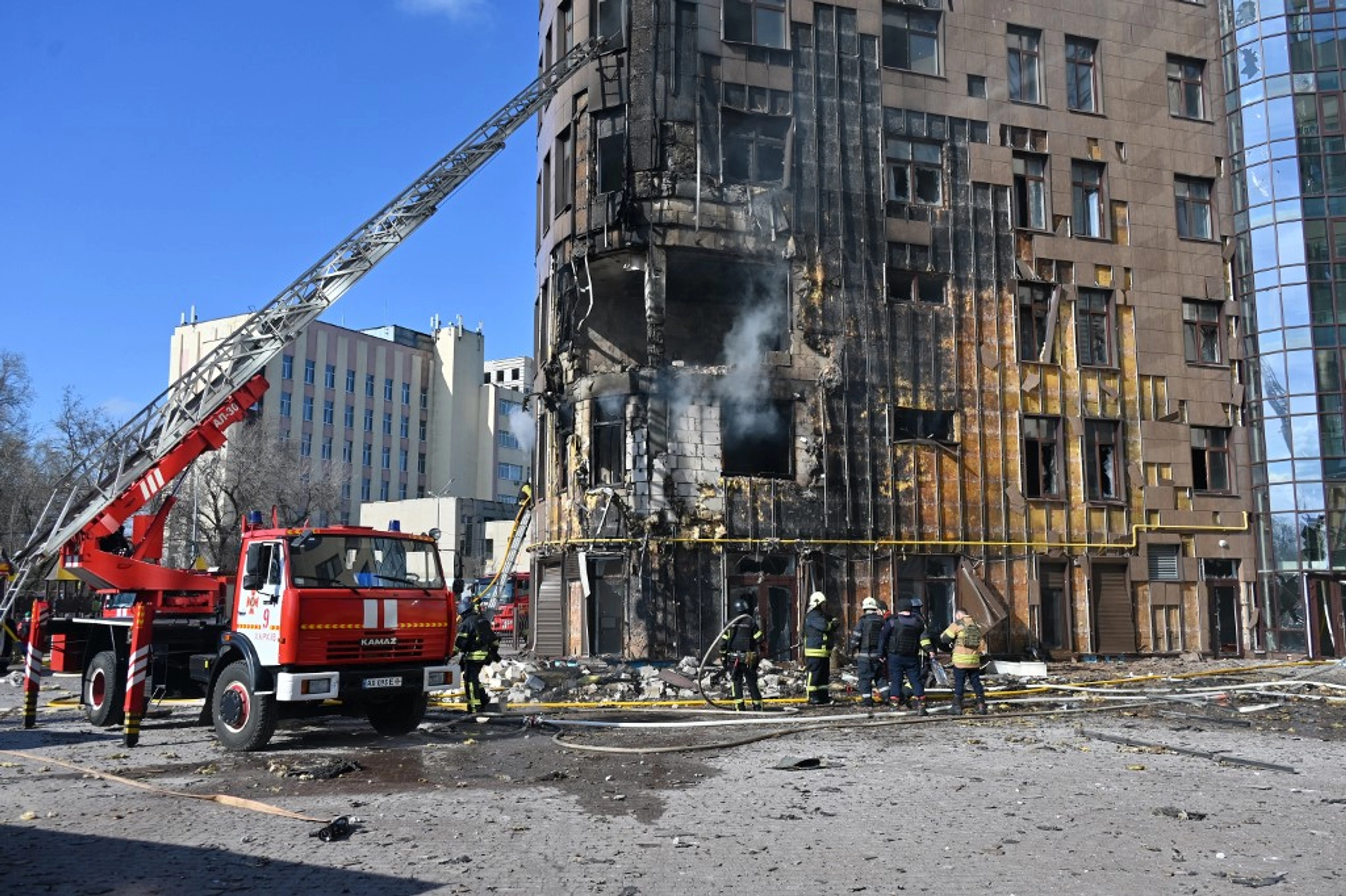 Russian Strikes on Dnipro and Kharkiv Injure Civilians, Damage Buildings