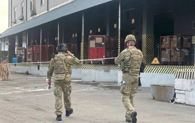 Parcel Explosion at Kyiv Postal Hub Kills One, Injures Two