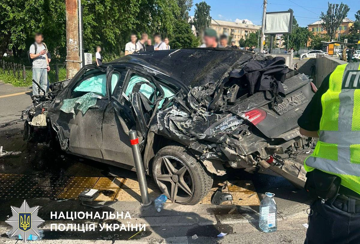 У Києві авто влетіло у підземний перехід: серед загиблих - поліцейські