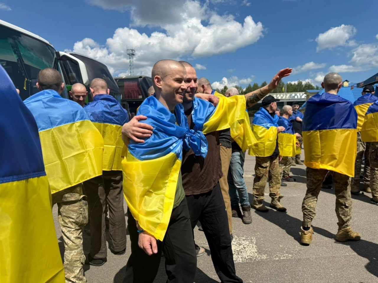 Ukraine Brings Home 185 POWs, Civilian in Latest Prisoner Exchange With Russia