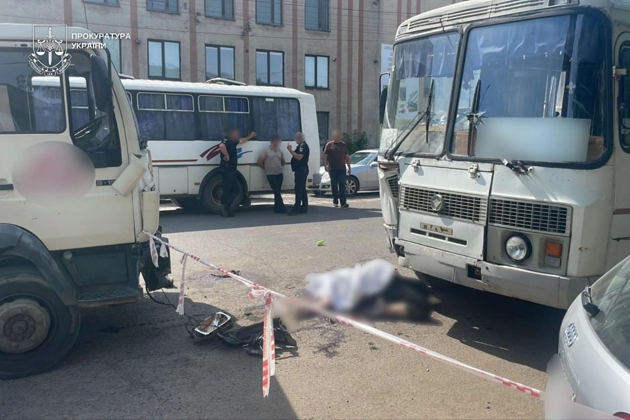 На Закарпатті вантажівка в’їхала в людей: є загиблі та поранені