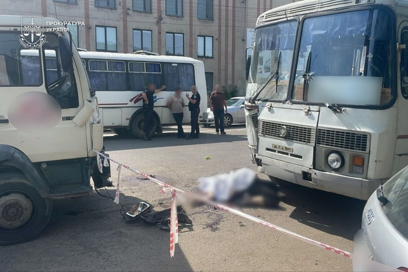 На Закарпатті вантажівка в’їхала в людей: є загиблі та поранені