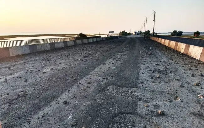 Ukrainian Forces Sever Occupied Kherson Railway and Strike Russian Pontoon Bridges