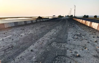 Ukrainian Forces Sever Occupied Kherson Railway and Strike Russian Pontoon Bridges