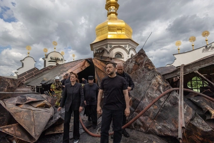 Zelensky Visits Kyiv Lavra After Russian Drone Strike