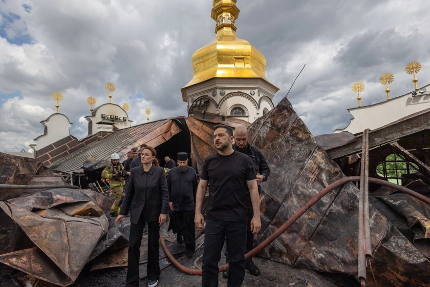 Zelensky Visits Kyiv Lavra After Russian Drone Strike