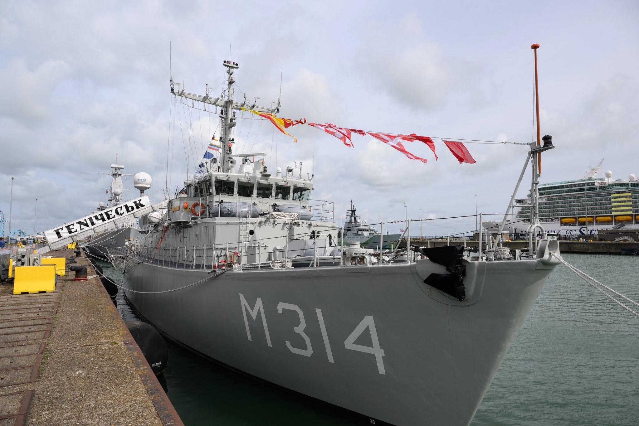 ВМС України отримали від Нідерландів протимінний корабель класу Alkmaar