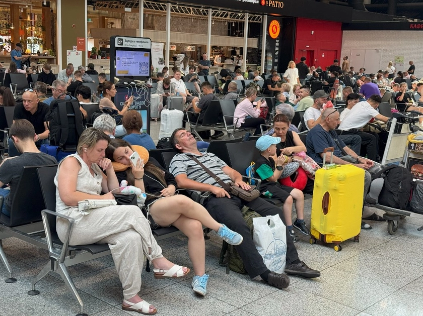 Moscow Airports Crippled as Record Drone Barrage Shuts Down 527 Flights