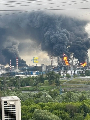Дрони атакували найбільший нафтопереробний завод у Москві: спалахнула пожежа