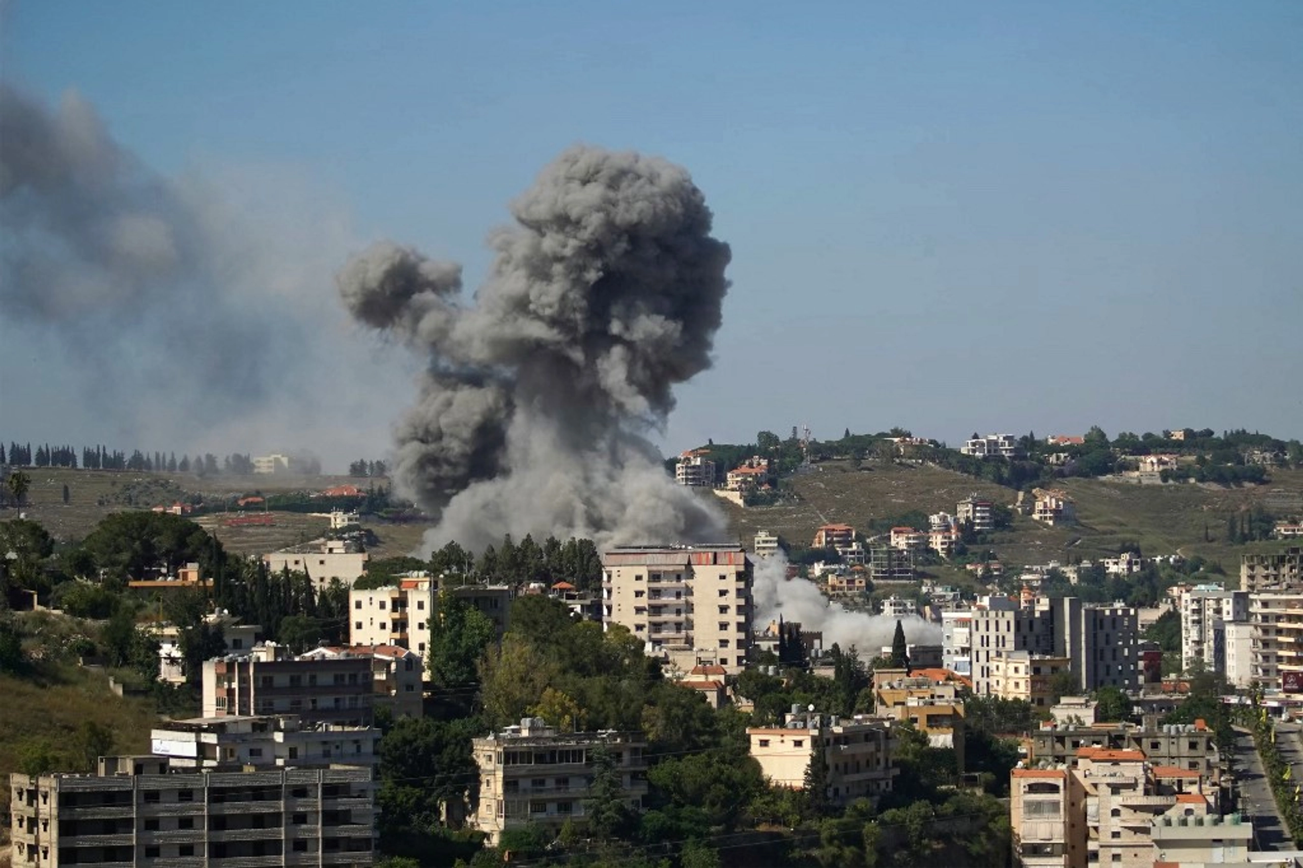 Israel Strikes Lebanon Amid Stalled US-Iran Ceasefire Talks