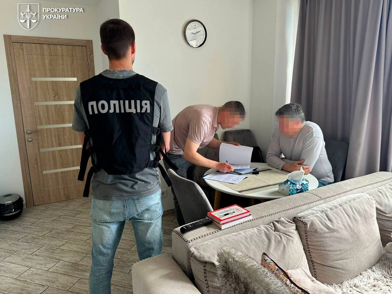 Музичні гастролі як схема виїзду за кордон: ексміністру оголосили підозру