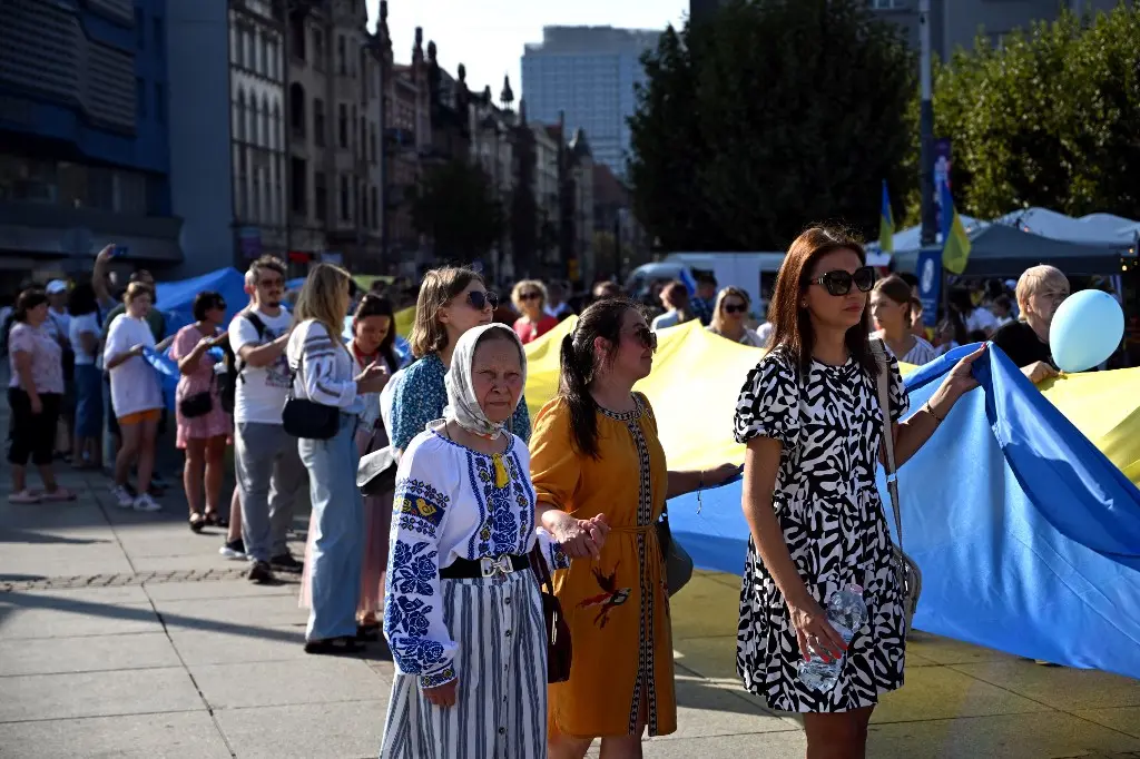 Понад 5,7 млн українців виїхали за кордон через війну, - Лубінець