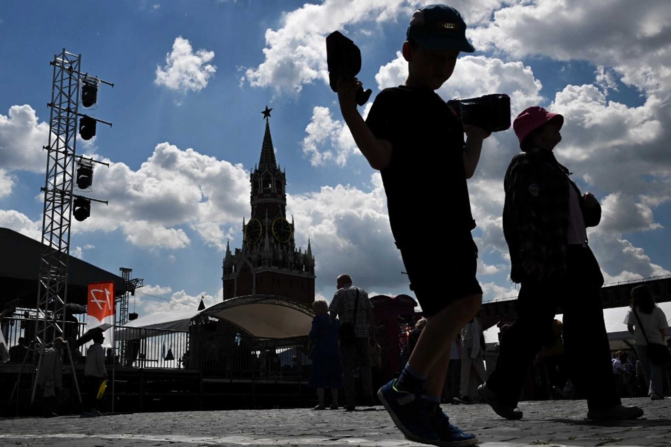 Russian Defense Sector Drains Civilian Labor Market, Artificially Inflating Wages