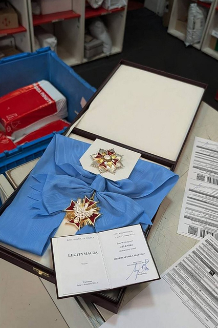 Warsaw Receives Order of the White Eagle Back From Zelensky, Sends to Special Archive