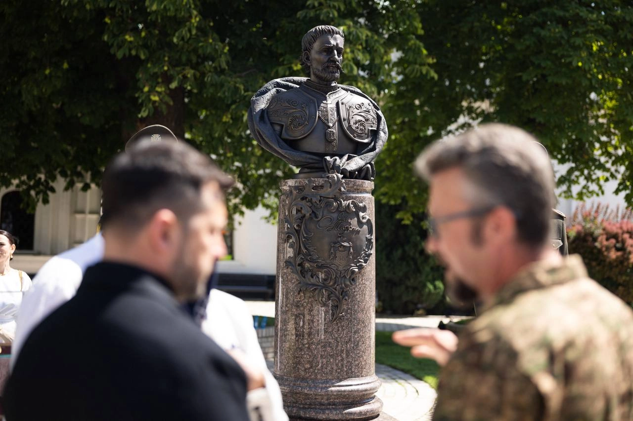 «Там, де Ленін впав»: Зеленський анонсував пам’ятник Мазепі в Києві