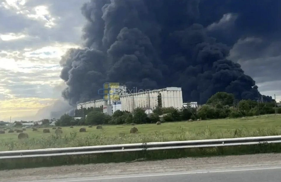 Zelensky Confirms Strikes on Russian Oil Refineries in Krasnodar and Yaroslavl Regions