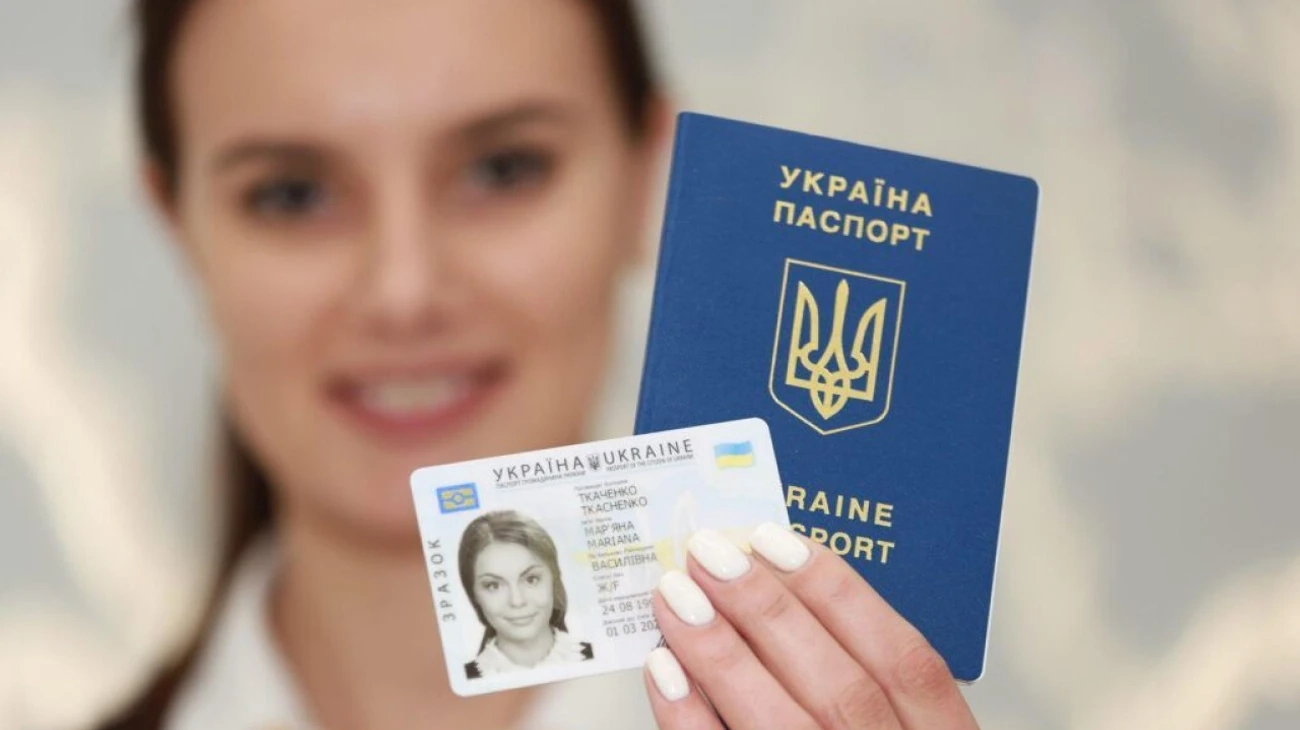 Чому ДМС не скасовує паперові паспорти та скільки коштує перехід на ID-картку за кордоном?