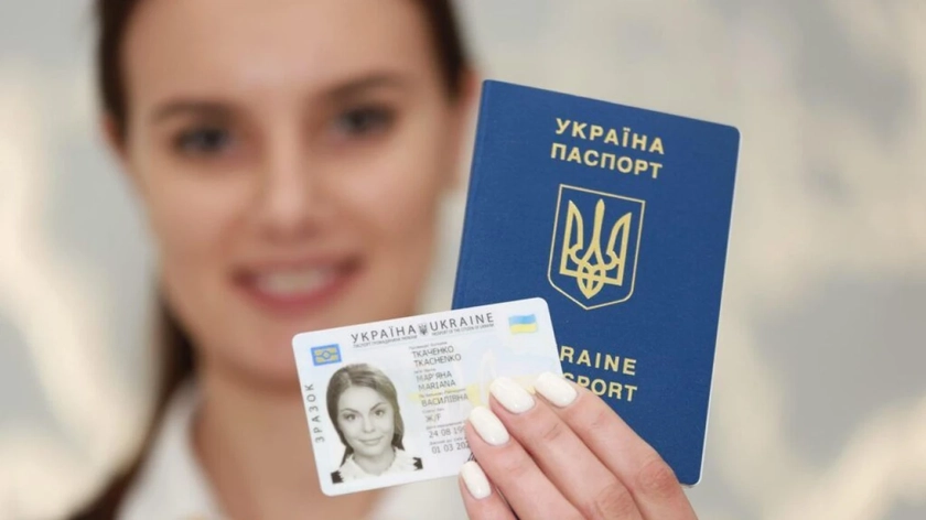 Чому ДМС не скасовує паперові паспорти та скільки коштує перехід на ID-картку за кордоном?