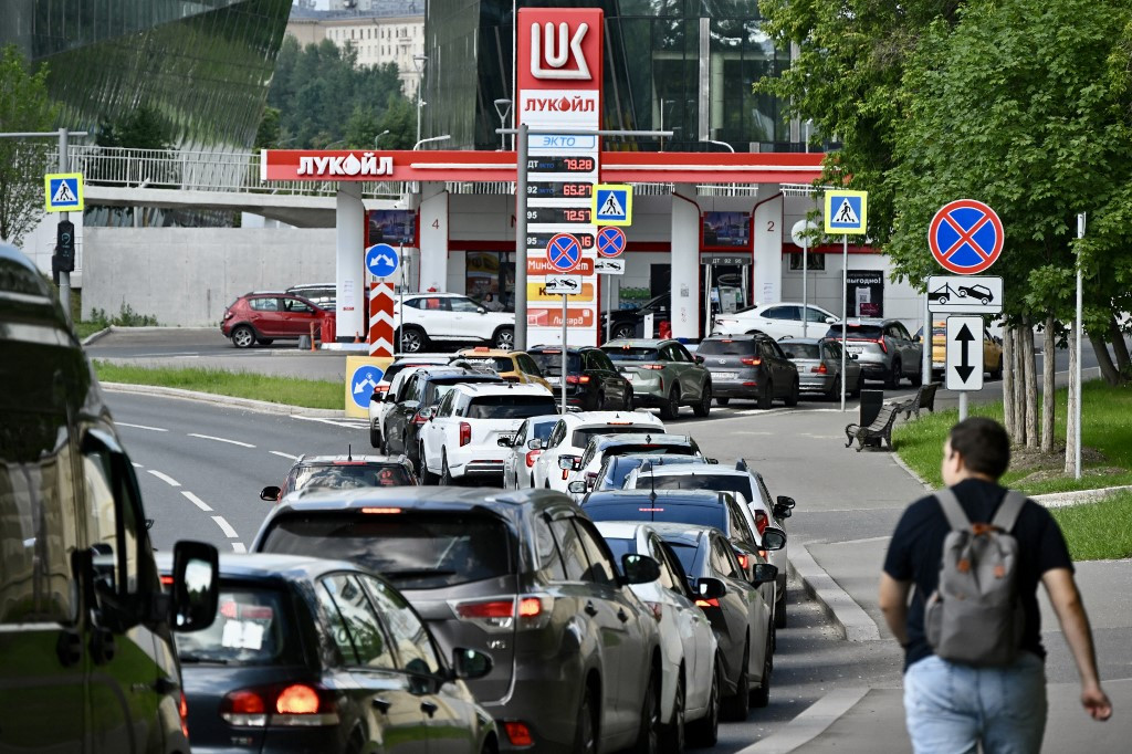 Russian Police Officer Pulls Out Sidearm to Enforce Gas Station Queues in Siberia’s Irkutsk
