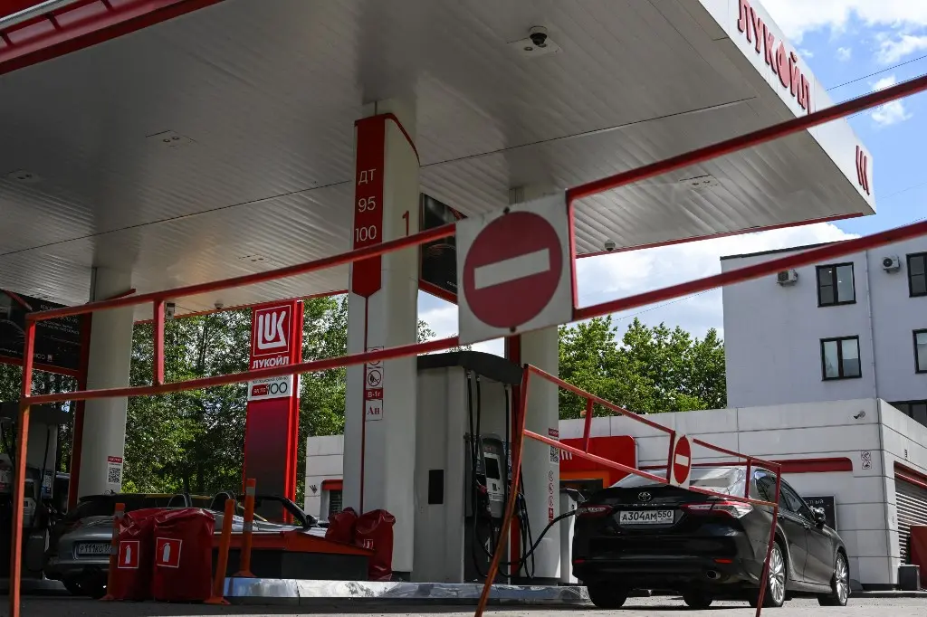 Ukraine Wants EU to Target Countries Selling Gasoline to Russia