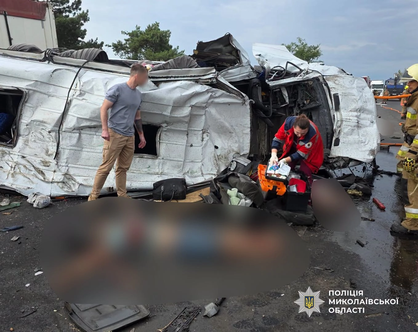 На Миколаївщині мікроавтобус врізався у вантажівку: 12 загиблих