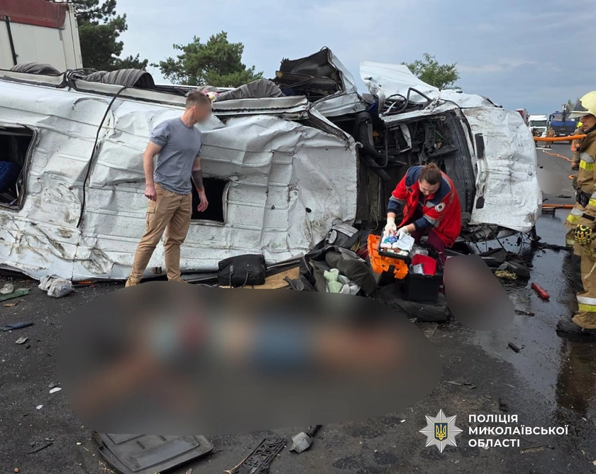 На Миколаївщині мікроавтобус врізався у вантажівку: 12 загиблих