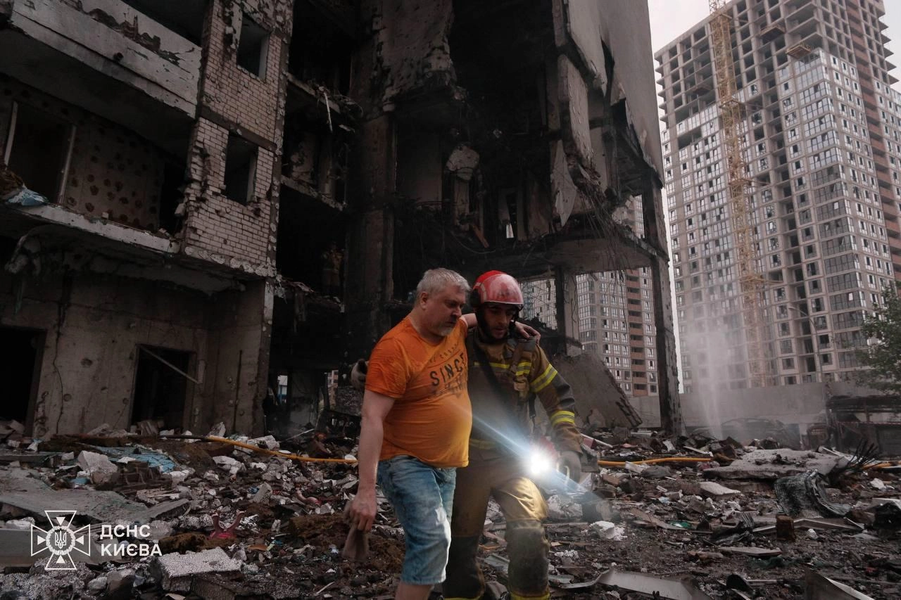 Ballistic Missiles Hit Kyiv, Region: 15 Dead, Dozens Injured as Rescuers Search Rubble
